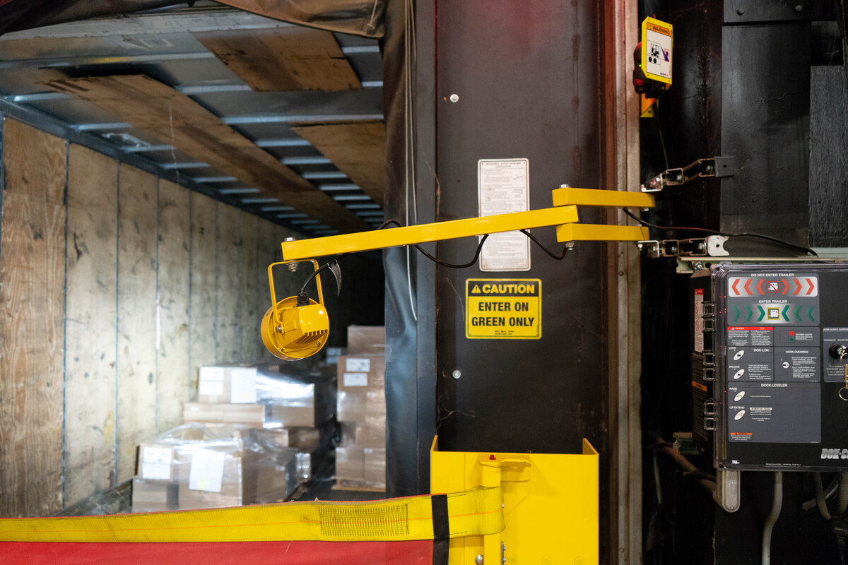 30W Led Loading Dock Light With Folding Arm-4200 Lumens-360° Rotatable Lamp Head-For Docks.Warehouses